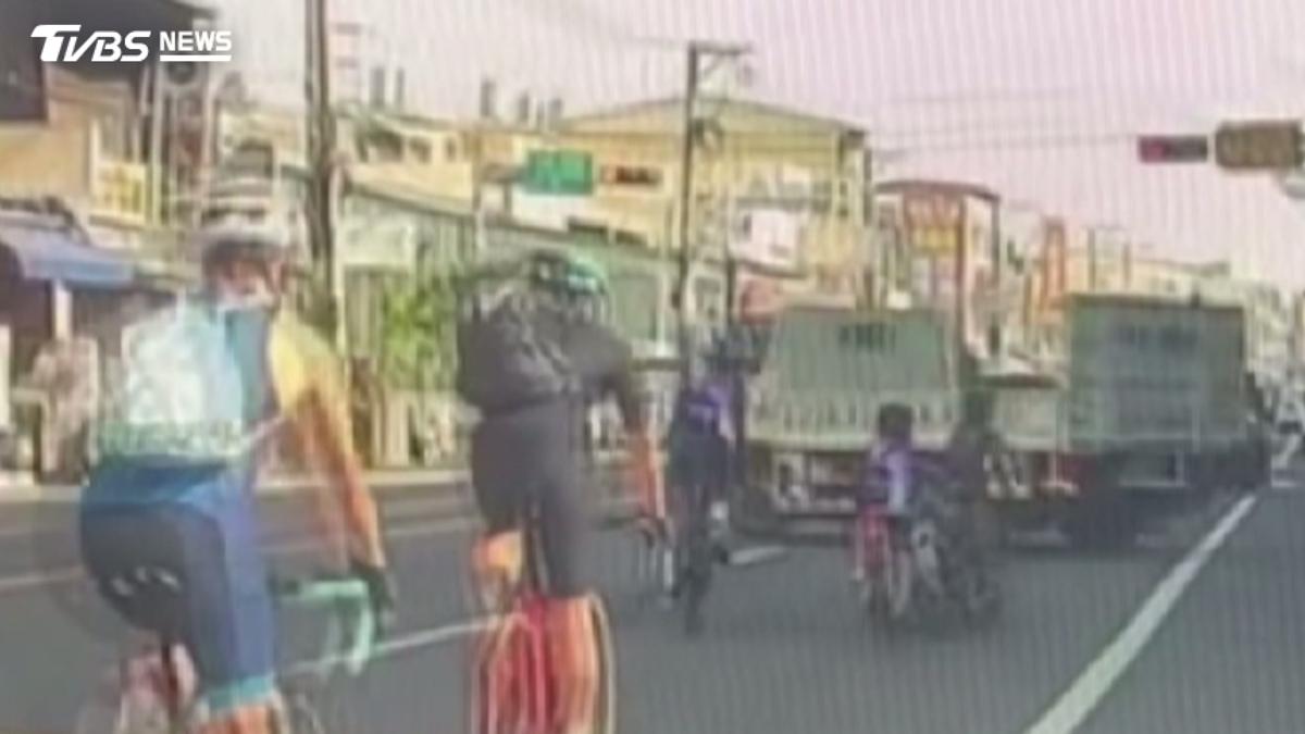 貨車從外側闖內線跨雙黃線迴轉!國小自行車隊為閃避摔傷 家長控:駕駛冷眼未關心