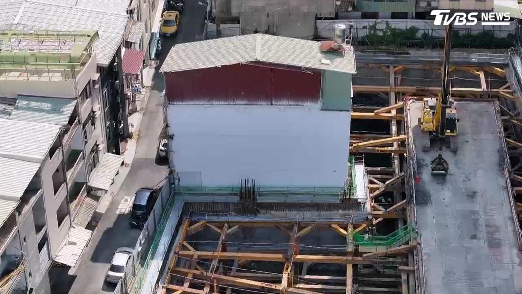 該屋主過去開價3000萬元,比市價貴了6倍,外界推測可能是看中建工商圈及捷運黃線的發展潛力。(圖/TVBS)