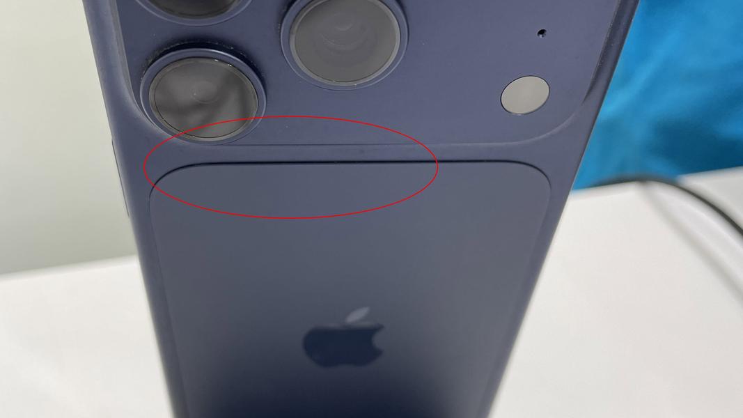 iPhone 17 Pro背板翹起,保固內維修免費,過保花6千。(圖/threads:frs991225)