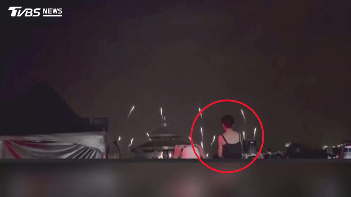 日月潭花火節「人頭擋鏡頭」!女騎男肩搶視野 後方民眾全崩潰