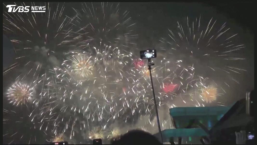 民眾因為鏡頭前有突出的人影與自拍棒,破壞了期待中的畫面。(圖/TVBS)