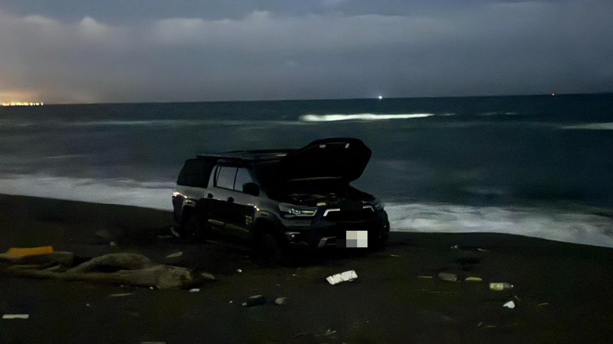 車卡沙坑...車主尋救援 「拉繩索」拖吊解圍