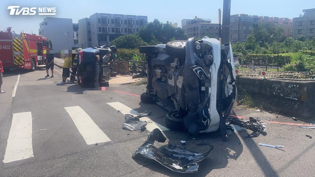 台中2車猛撞!側翻像「立筊」 男駕駛掛彩受困車內