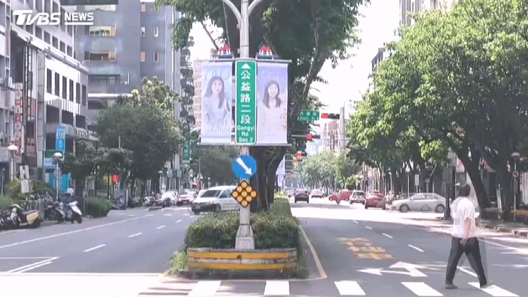 公益路分隔島掛滿正妹照!「絕世佳人」慶生旗 申請費用曝。(圖/TVBS)