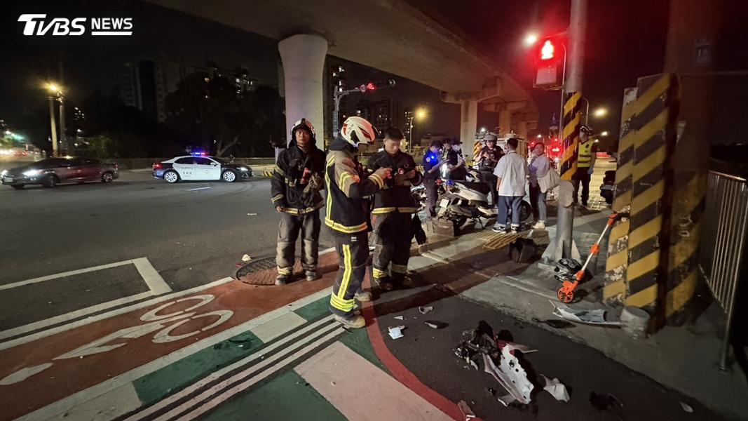 多車碰撞,地面散落零件碎片。(圖/TVBS)
