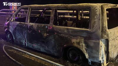 快訊/聞到燒焦味停路肩!五楊高架廂型車「下秒起火」 6人驚逃