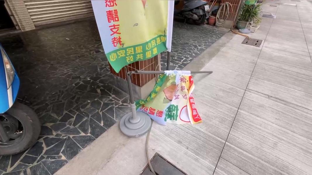 前里長蘇永樹旗子斷成兩截,現任里長陳證閎反嗆是對方抹黑,氣到一度哽咽。(圖/TVBS)