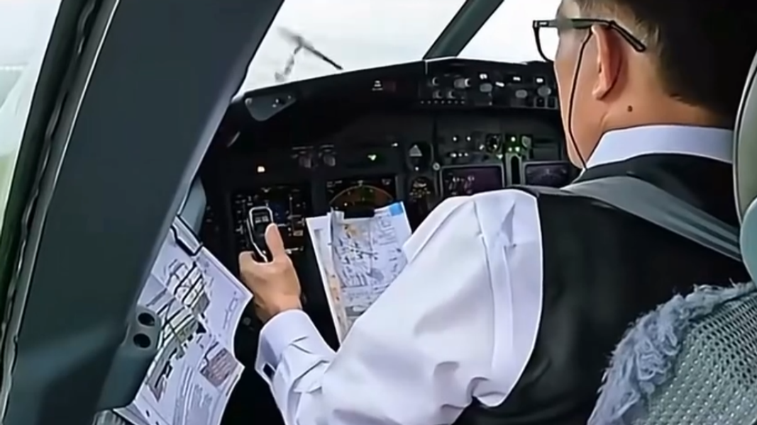 泰國國王親自駕駛王室專機飛往河內。(來源:PR Thai government)