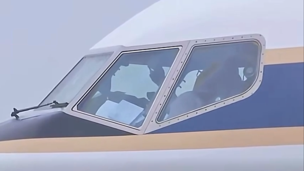 泰國國王親自駕駛王室專機飛往河內。(來源:PR Thai government)