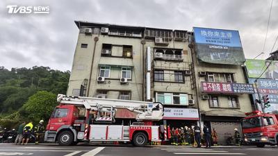 快訊/新北深坑民宅火災!濃煙狂竄 急疏散7人2女送醫