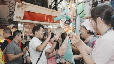 沈伯洋掃街現「洋流」 林俊憲爆:綠內部民調支持度越來越高