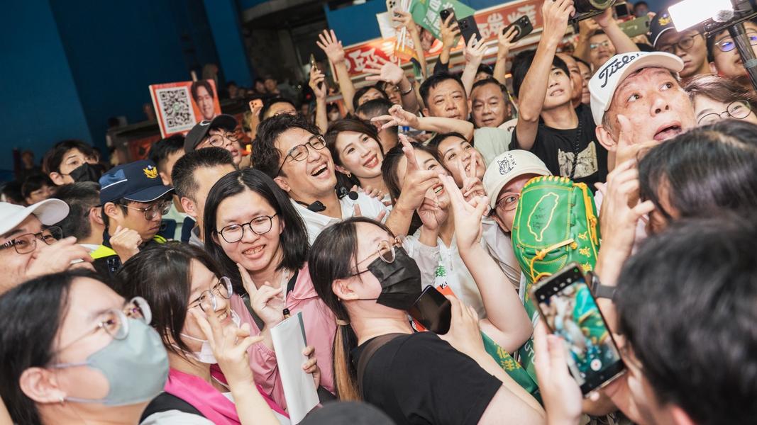 沈伯洋15日晚間赴公館夜市拜票,出現大批支持者塞爆夜市搶合照。(圖/沈伯洋競辦提供)