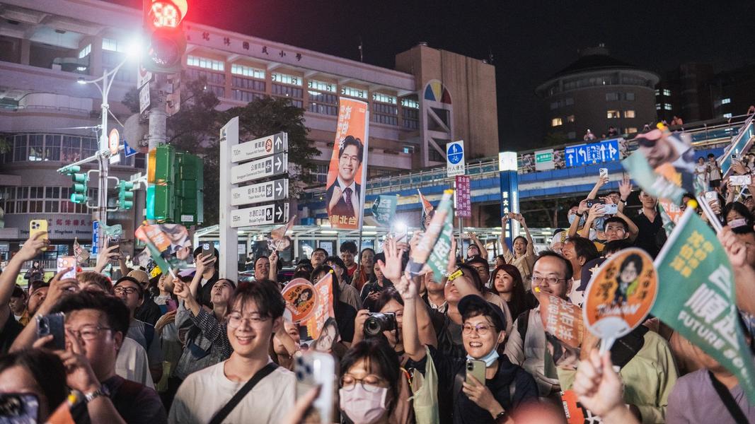 沈伯洋15日晚間赴公館夜市拜票,出現大批支持者塞爆夜市。(圖/沈伯洋競辦提供)
