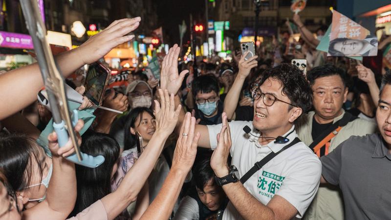 沈伯洋15日晚間赴公館夜市拜票,不少民眾搶著和沈伯洋打招呼,更有大批支持者塞爆公館夜市。(圖/沈伯洋競辦提供)