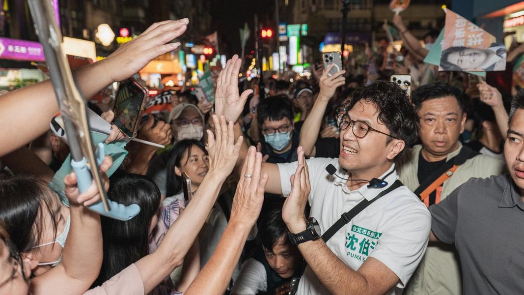 沈伯洋15日晚間赴公館夜市拜票,不少民眾搶著和沈伯洋打招呼。(圖/沈伯洋競辦提供)