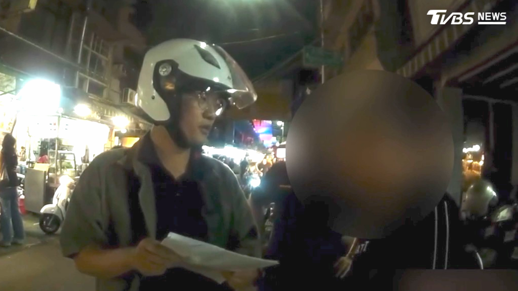 嫌犯一度企圖裝傻,但警方不僅掌握路口監視器畫面,銀行及住家隔壁店家也都清楚拍下其犯案的關鍵影像(圖/TVBS)