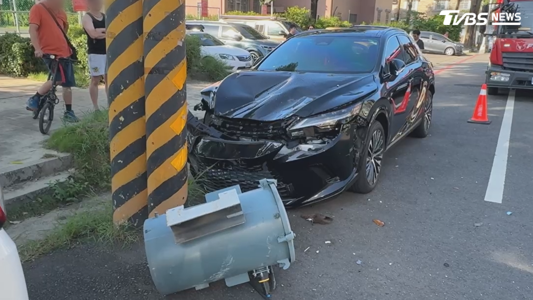 高雄仁武發生變壓器爆炸掉落事故,停在下方一輛才買5個月的新車,車頭被砸到變形,270公斤重的變壓器瞬間砸落,一度造成周邊2千多戶停電(圖/TVBS)