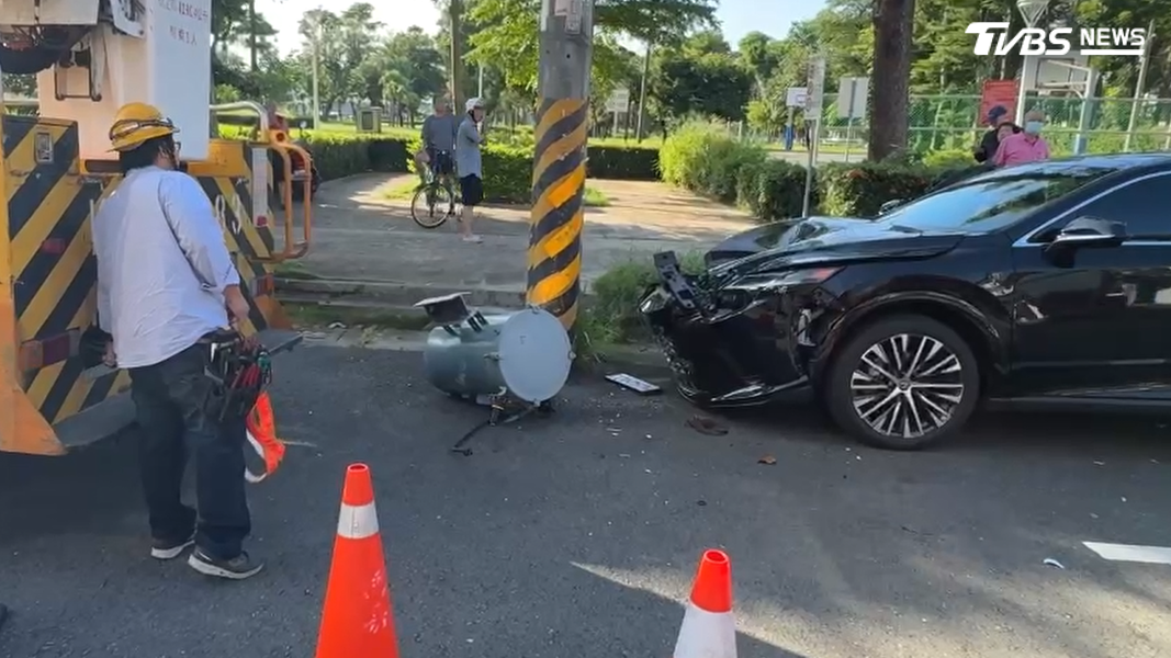 停放在電桿旁的黑色轎車首當其衝,車頭嚴重變形,車牌也被撞落,而肇禍的松鼠則已吐血倒臥在地(圖/TVBS)