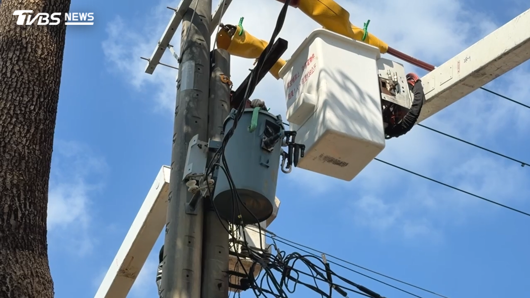 此次事故造成停電戶數達2345戶 ,於8時31分透過轉供方式恢復2317戶供電,上午10時仍有28戶停電,持續搶修中(圖/TVBS)