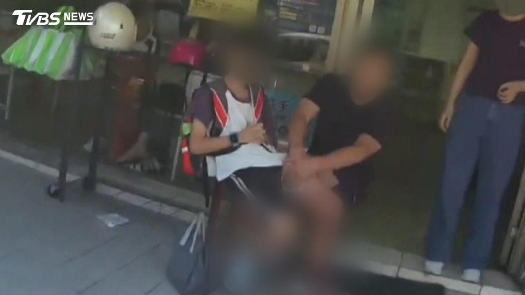 路人見狀立即協助用紗布止血,救護人員抵達時,男學生的鞋子已被鮮血染紅,大腿出現好幾道撕裂傷,經包紮後送醫縫合共17針(圖/TVBS)