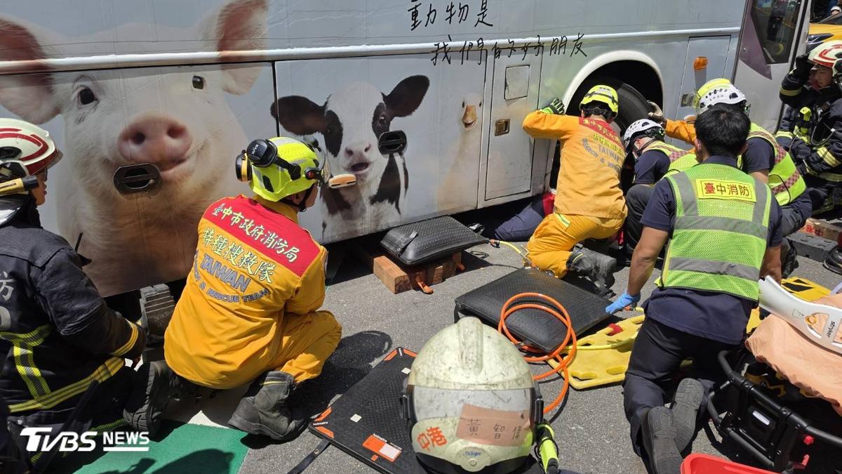 快訊/新加坡女遊客遭公車撞擊 慘卡車底無呼吸心跳送醫