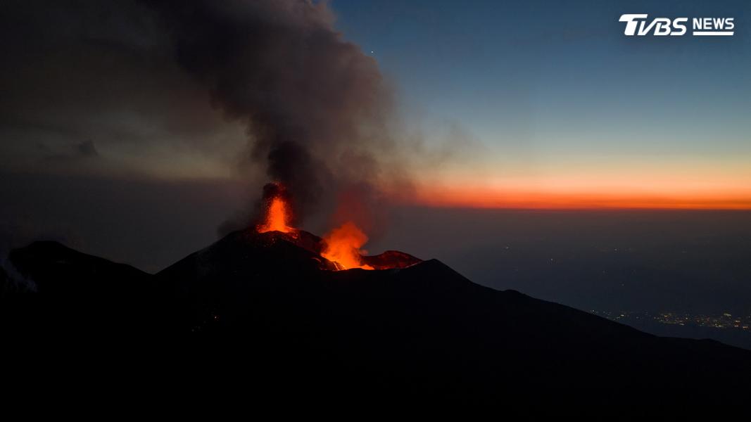 義大利「埃特納火山」持續噴發火山灰 (圖/達志影像路透社)