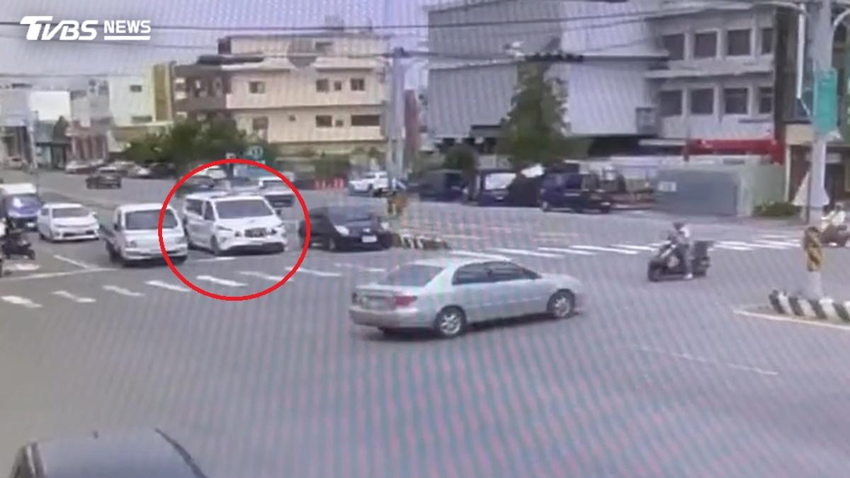 鳴笛被當空氣!彰化7車「集體無視」救護車拒讓 警出手了