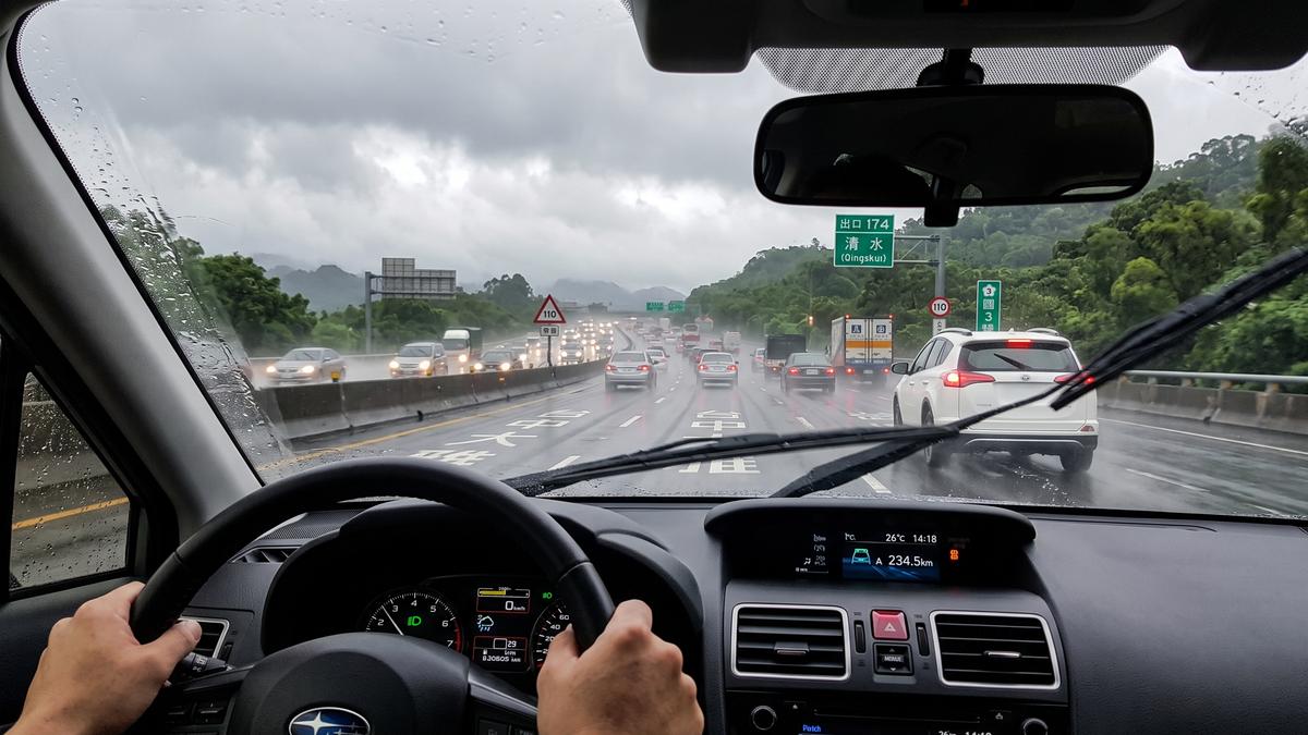 國道大雨打滑水漂!「做這事」恐失控翻車 保命3招自救