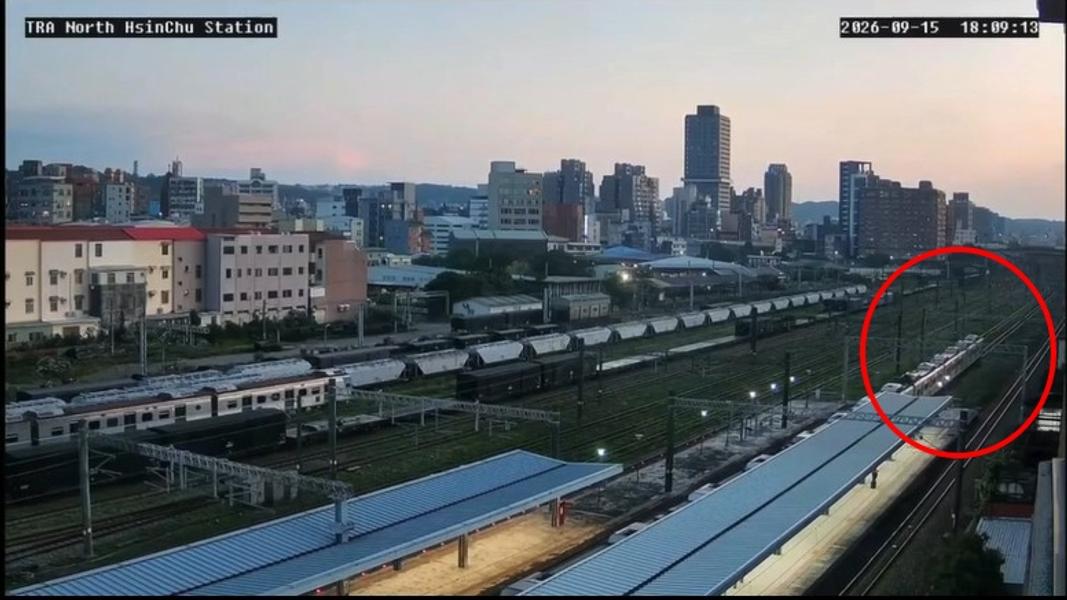 火車過站忘了停,整整超出5節車廂。(圖/三鐵情報社提供)