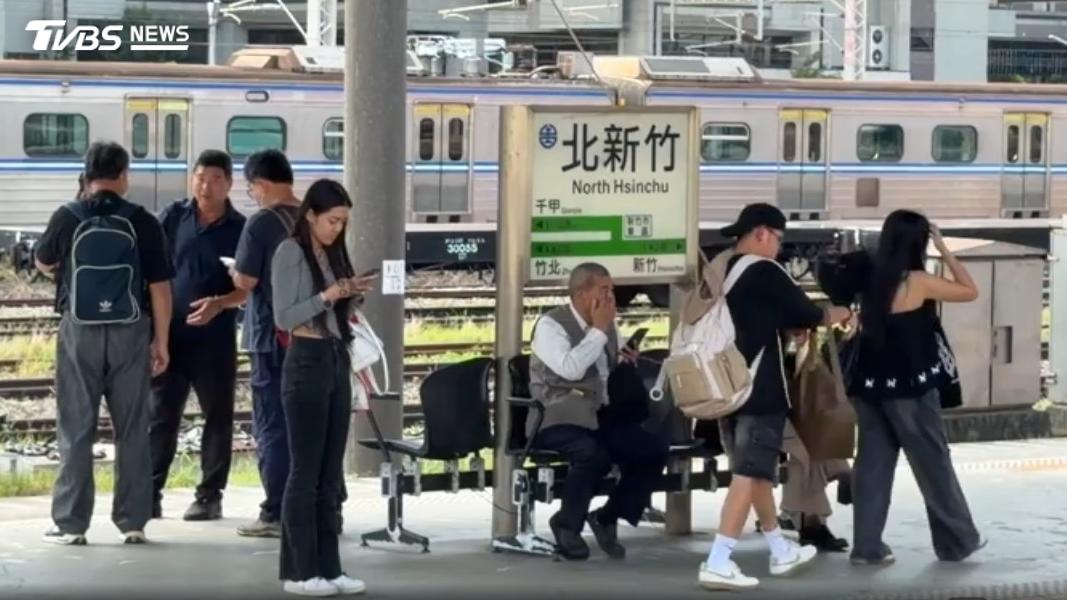 發生忘了靠站的烏龍,造成上下車乘客不便。(圖/TVBS)