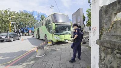 花蓮統聯「猛撞花崗國中校門階梯」 司機臉慘白:被血腥畫面嚇到