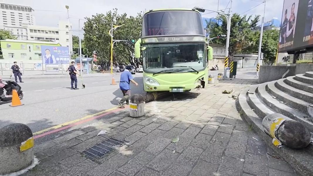 客運衝上人行道撞斷護墩,差點衝進校門。(圖/TVBS)