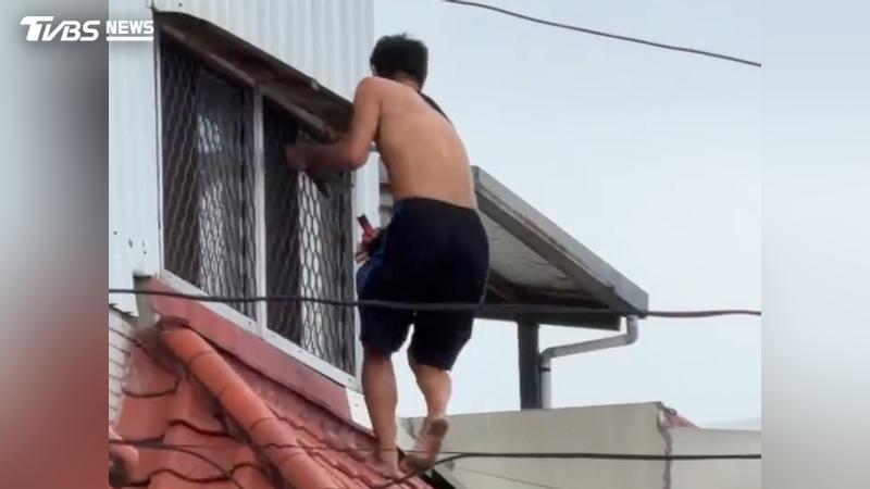 花蓮今(16)日下午一名男子持刀遭警方圍捕逃逸,攀樓房外牆企圖逃跑,最後仍遭逮。(圖/民眾提供)