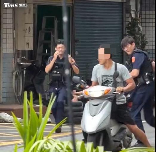 男子情緒失控,竟持刀揮砍員警,隨後趁亂騎機車逃逸。(圖/民眾提供)