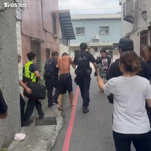 男子遭警方圍捕,過程中所幸無人受傷。(圖/民眾提供)