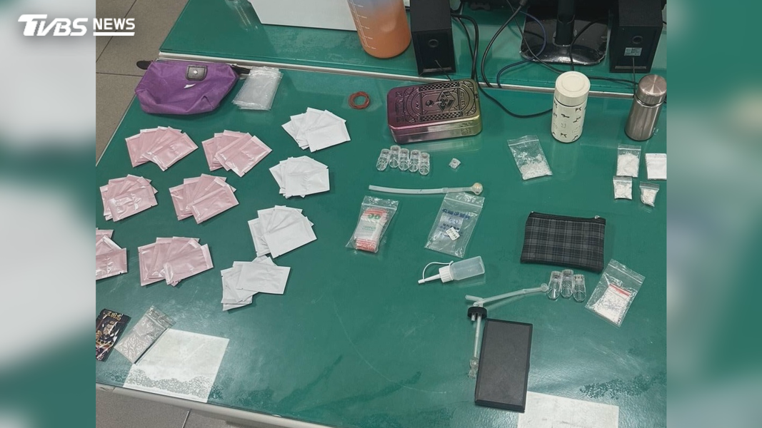 警方調查後發現,周男之所以不顧一切狂飆拒檢,原因在於車上藏有多種毒品。(圖/TVBS)