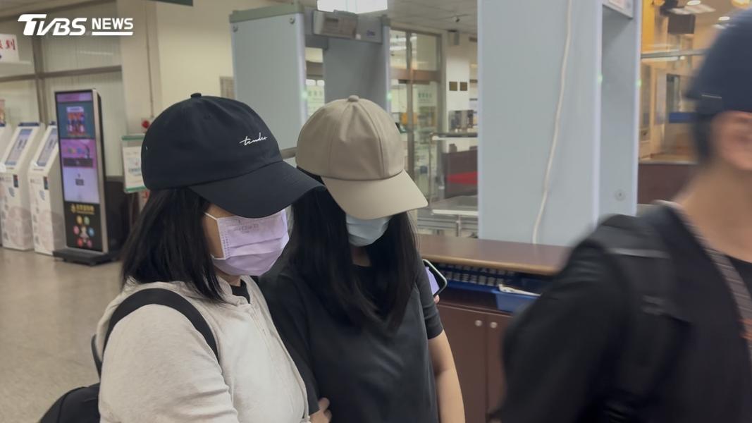 黑上衣者為社工陳尚潔。(圖/潘千詩攝)