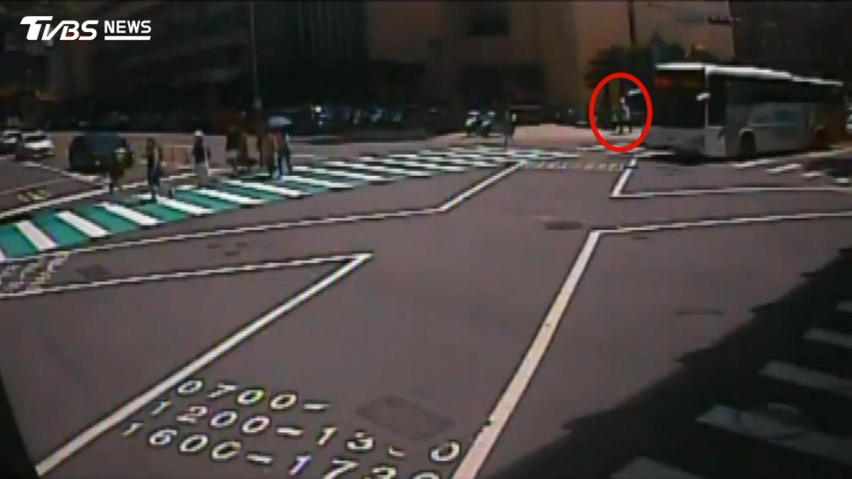 台中路口驚悚瞬間!星婦遭客運捲入輪下 半身卡車底骨折