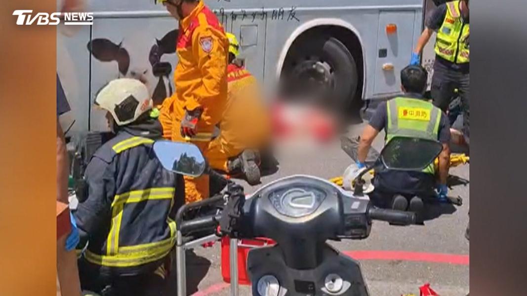 台中路口驚悚瞬間!星婦遭客運捲入輪下 半身卡車底骨折(圖/TVBS)