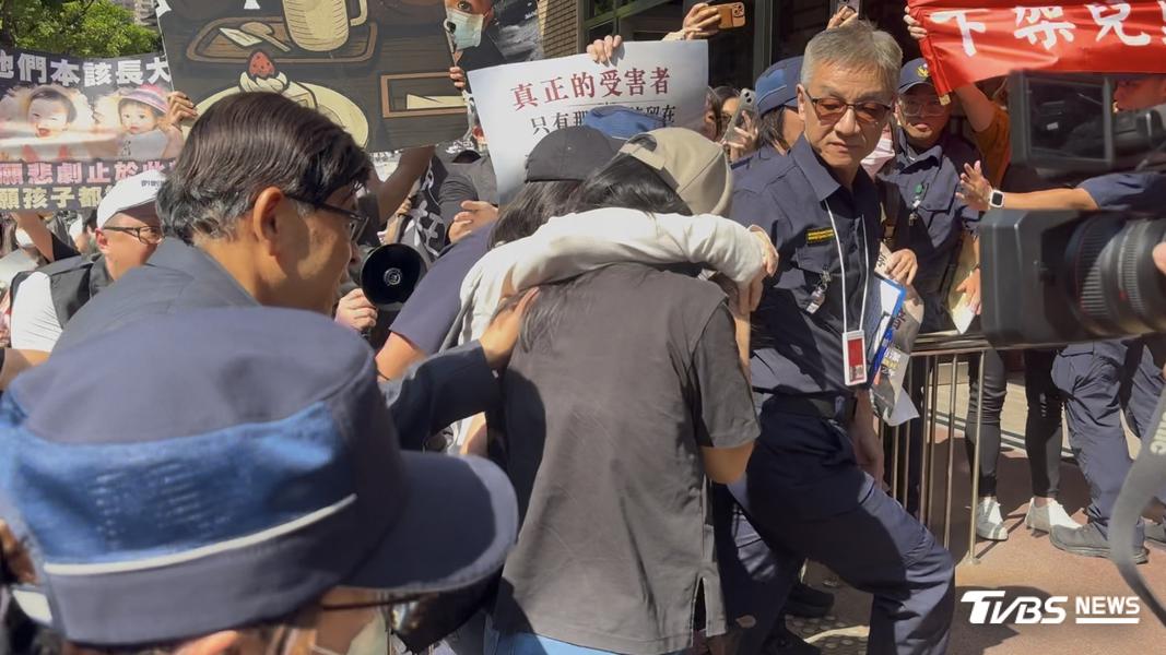 剴剴戰士群眾對社工陳尚潔怒吼重判。(圖/潘千詩攝)