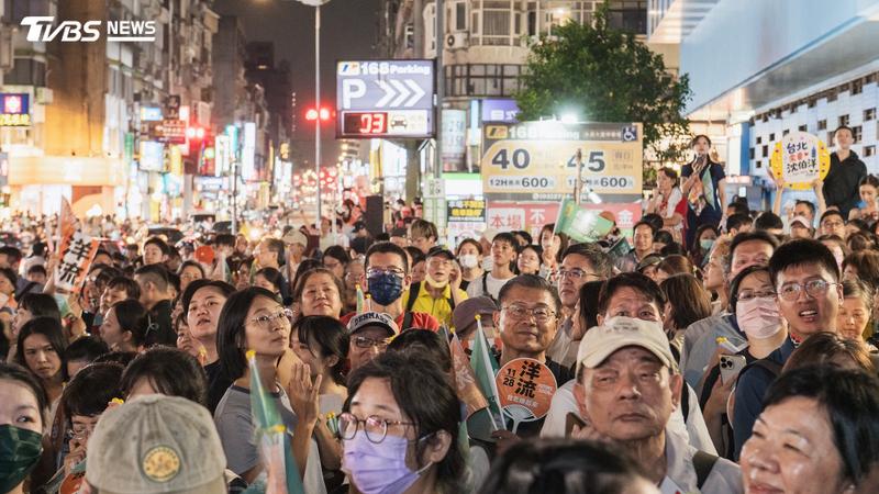 民進黨台北市長參選人沈伯洋昨日赴公館夜市掃街拜票。(圖/沈伯洋競選辦公室提供)