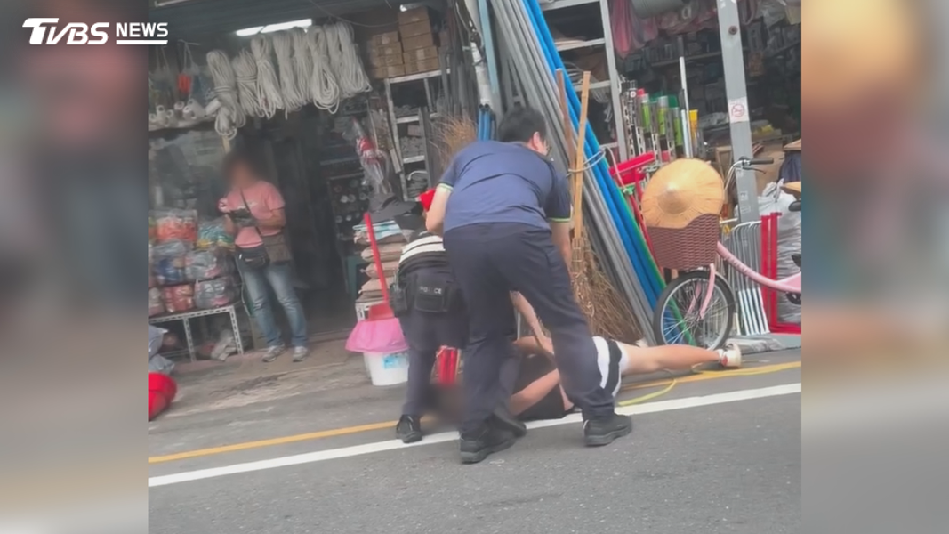 台南詐騙車手領贓款遇盤查,58萬「拋上屋頂」仍遭警方壓制逮捕。(圖/翻攝Threads@love.01.26)