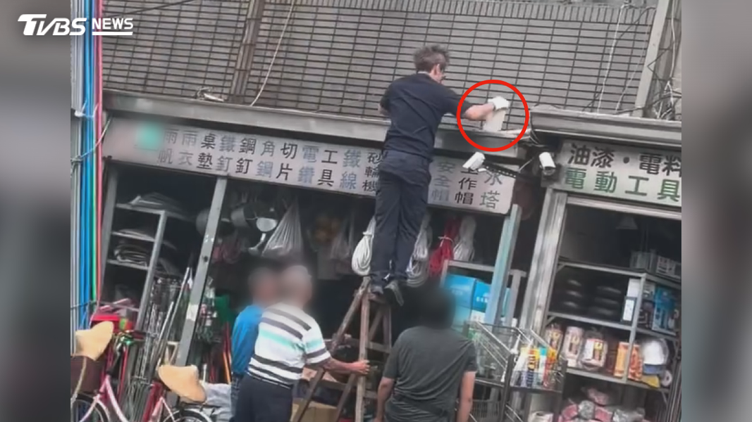 車手拋58萬想滅證,員警借梯子爬高全取回。(圖/翻攝Threads@love.01.26)