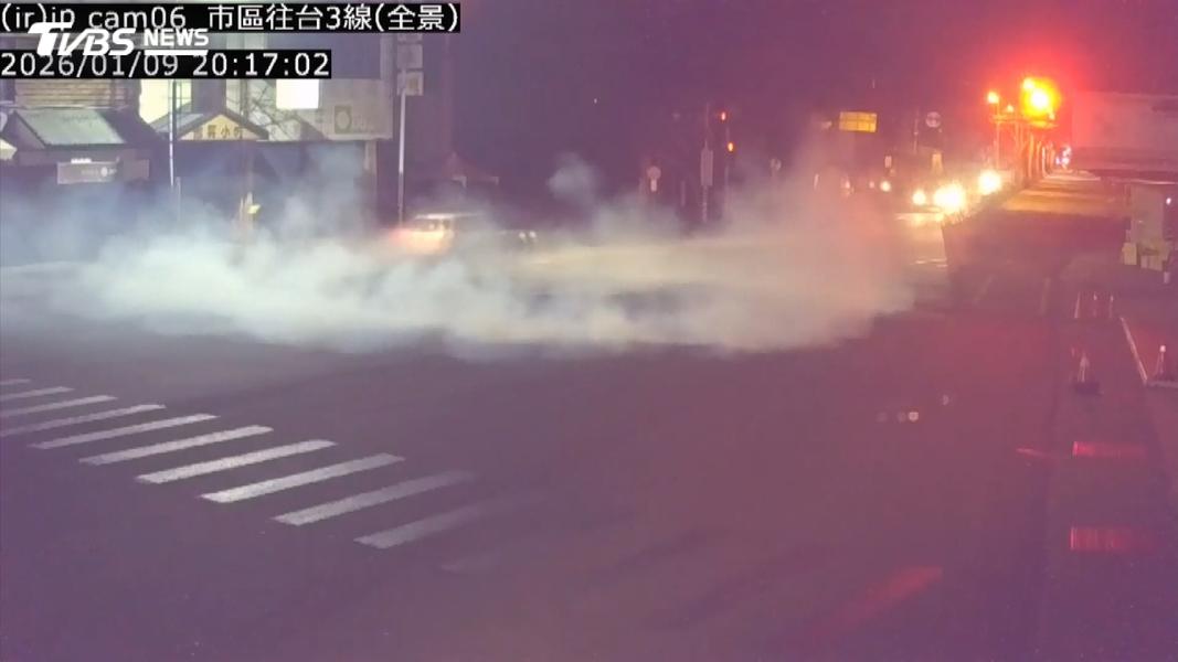 工作壓力大變燒胎怪客!男3度在路口甩尾繞圈 下場出爐了(圖/TVBS)