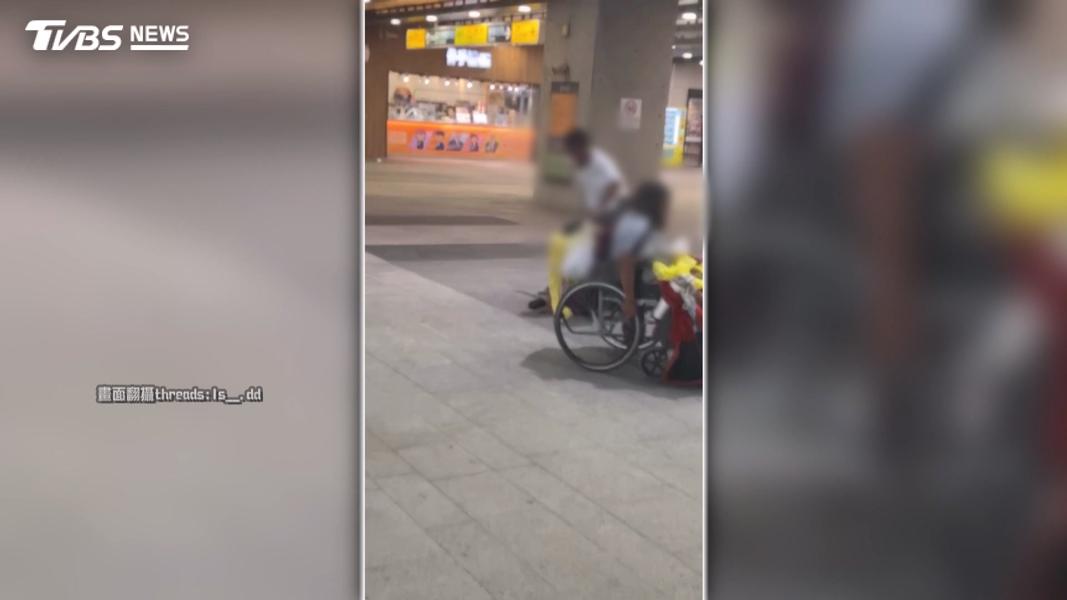 台中火車站街友爆衝突!白衣男狂毆黑衣男(圖/TVBS)