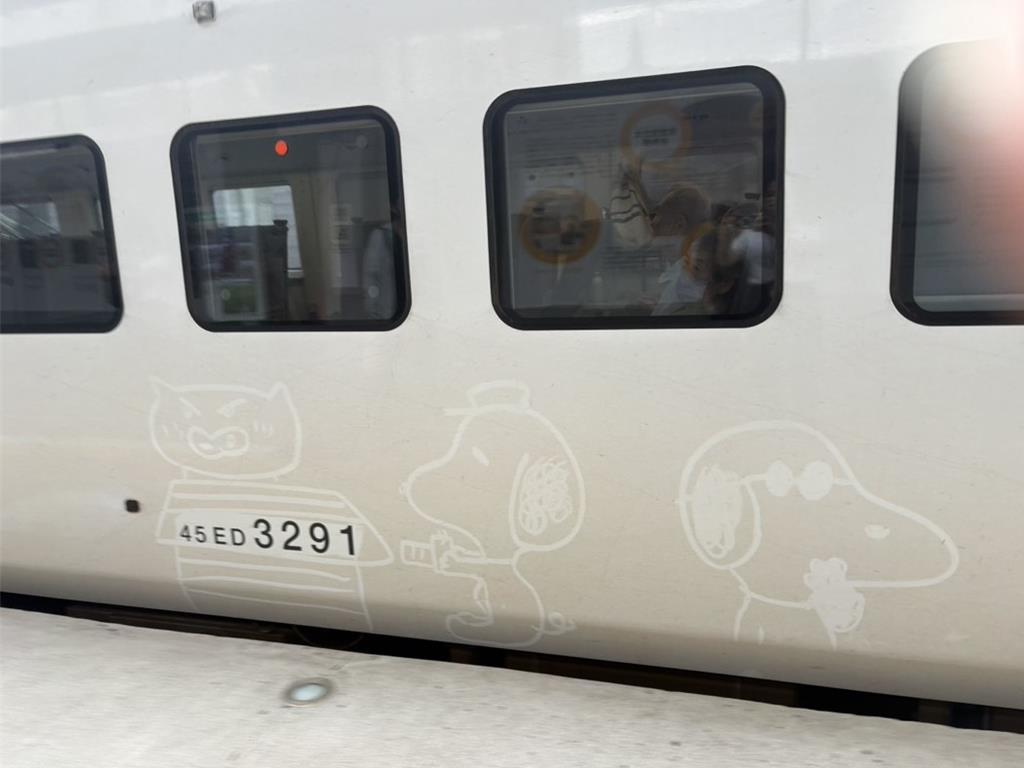 台鐵新自強號車廂外壁被旅客作畫。(圖/台鐵員工提供)