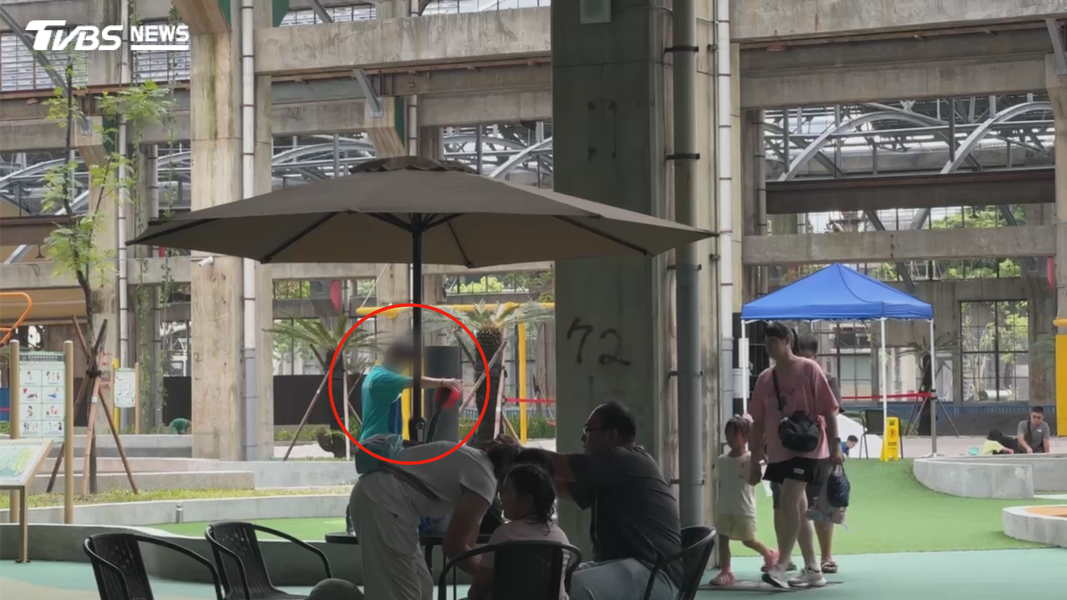 高雄親子園區遊具慘遭破壞,拳擊球消風,大人硬玩蹺蹺板也不放過。(圖/TVBS)