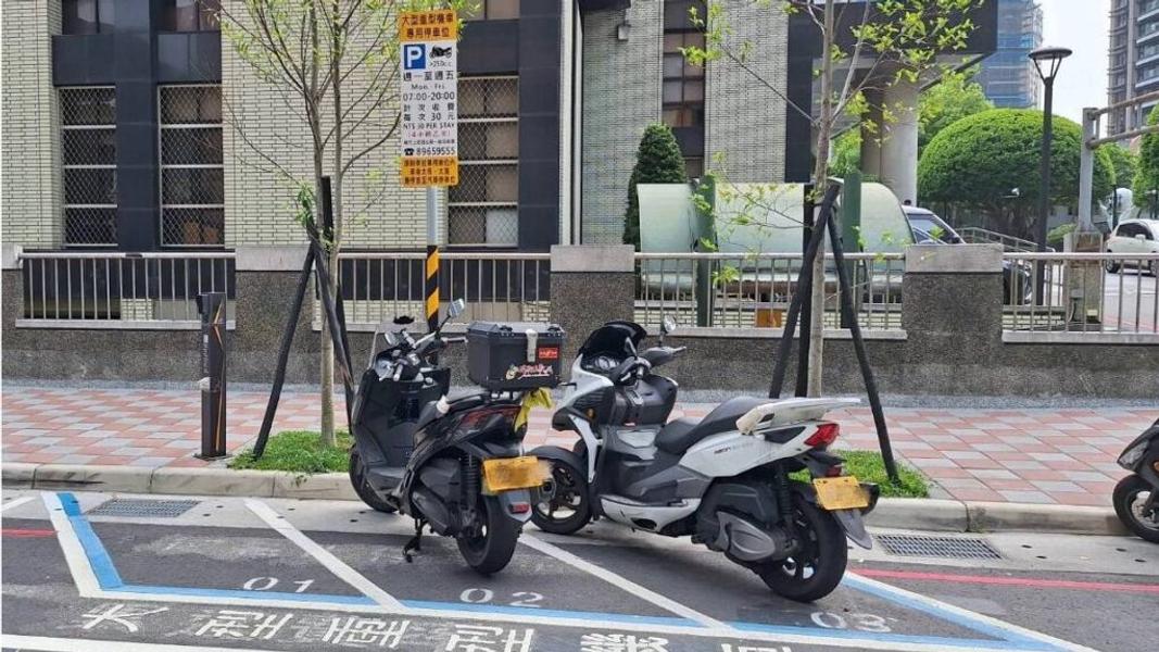 許多縣市陸續開放重機停機車格。(圖/新北市交通局)