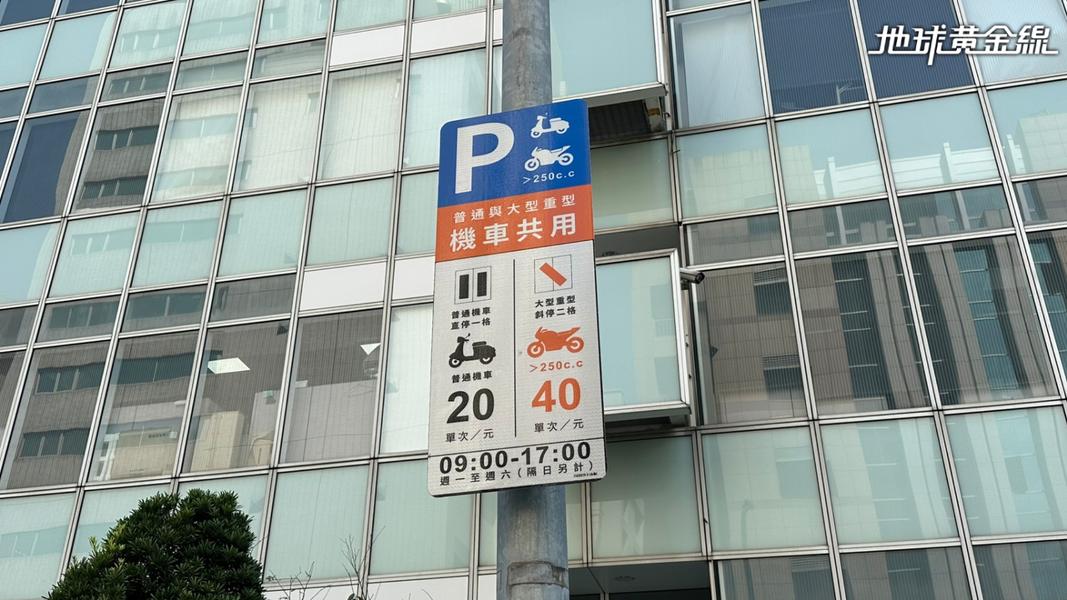 新制上路後,紅牌與黃牌大型重型機車都能使用台北市公有路邊收費機車格,而且考量大型重機的車身尺寸,允許採取斜停方式使用兩個機車格。(圖/地球黃金線)