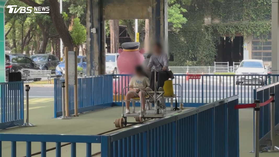 人力巡道車,園方雖要求遊客減速行駛,但仍有人故意快速踩踏,因此軌道兩旁已加裝防護措施。(圖/TVBS)